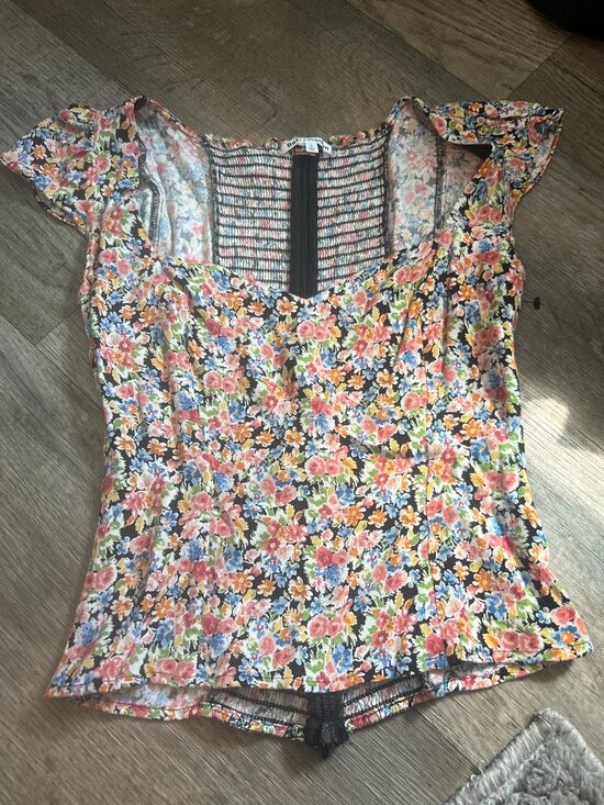 Reformation Tops - Reformation Kinsley Top in Trix US 0